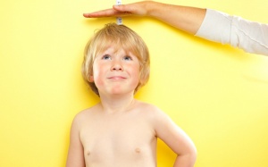 Trẻ chậm lớn có nên bổ sung hormone tăng trưởng?