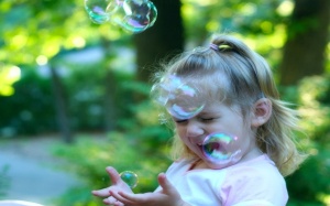 Trẻ cười cả ngày cũng là bệnh