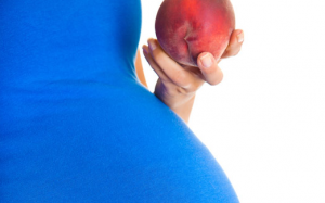 Mang bầu ăn đào sẽ đẻ con câm điếc?