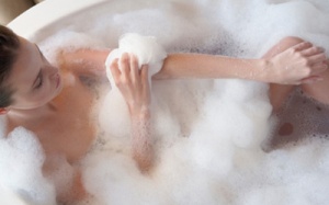 Video: Tắm nước nóng hay nước lạnh tốt cho sức khỏe hơn?