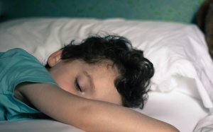 Teen béo phì ngủ thế này có thể bị bệnh gan nặng hơn