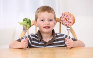 Trẻ con không ăn thức ăn lành mạnh sau khi xem quảng cáo