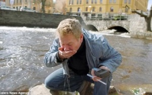 Người đàn ông đi khắp châu Âu để liếm đồ bẩn