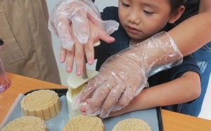 'Yes, I Can' cùng con làm bánh Trung thu