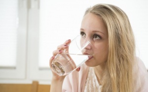 Tại sao người bị buồng trứng đa nang cần uống nhiều nước?