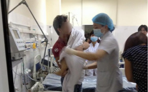 Cha vật vã ôm thi thể con tử vong do hóc hạt nhãn