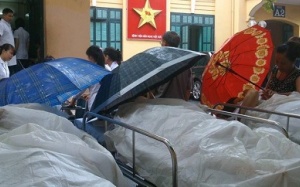 Sự thật bức ảnh bệnh nhân nằm cáng, đội mưa chờ mổ tại BV Việt Đức gây xôn xao