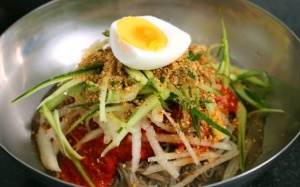 Cách làm mì lạnh, cay ngon như trong phim Hàn Quốc