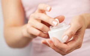 Lạm dụng kem dưỡng ẩm: Thói quen gây hại cho da