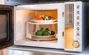 Những mối nguy hiểm rình rập từ lò vi sóng