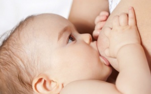 Sữa mẹ giúp ngừa viêm màng não ở trẻ sơ sinh