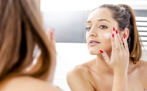 Vì sao dùng kem trị mụn mãi mà không khỏi?