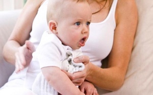 Video: Bác sỹ hướng dẫn cách vỗ rung long đờm cho trẻ