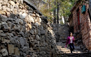 Ngôi làng nguy hiểm nhất thế giới nằm chênh vênh trên vách núi