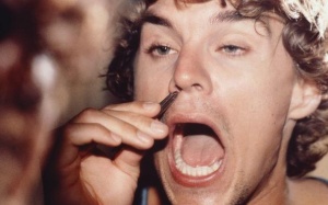 Lông mũi không được nhổ thì phải 'dọn cỏ' thế nào?