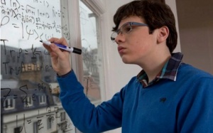 Nhờ mẹ, cậu bé tự kỷ nặng trở thành thiên tài vật lý