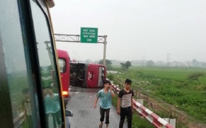 Tai nạn kinh hoàng trên cao tốc Pháp Vân: Do lái xe ngủ gật?