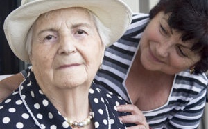 Làm thế nào để giảm cảm giác thất vọng khi chăm sóc bệnh nhân Alzheimer?