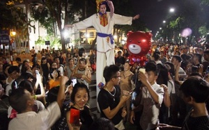 Nghệ sỹ Nga biểu diễn miễn phí trên phố đi bộ Hà Nội