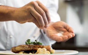 Người Việt đang tiêu thụ muối cao gấp đôi khuyến cáo của WHO