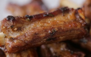 Sườn lợn ướp cà phê nướng lên thơm phức cả nhà cùng mê