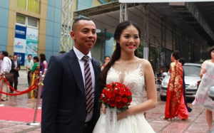 Đám cưới Chí Anh: Áo dát vàng 6.000 USD, siêu xe 7 tỷ và...