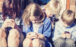 Làm thế nào để cô gái tuổi teen hết nghiền smartphone?