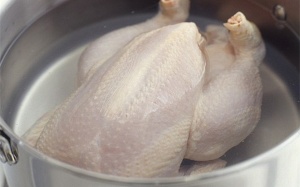 Không phải lò vi sóng, không phải ngăn mát tủ lạnh, đây mới là cách rã đông đúng