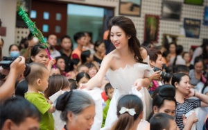 Hoa hậu Mỹ Linh: Mọi người quá nặng lời về chiếc váy của tôi