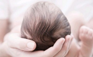 Mẹ đã biết hiện tượng rụng tóc và cách chăm sóc tóc đúng cách cho trẻ sơ sinh?