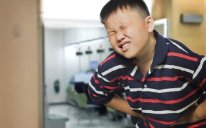 Trẻ đau bụng mức nào mới phải đi bệnh viện?