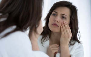 Nếu không thiếu ngủ thì đây là 6 lý do khác khiến đôi mắt sưng húp