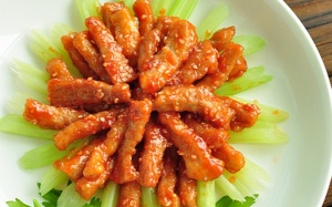Thịt thăn chiên sốt chua ngọt, ngon miệng dễ làm