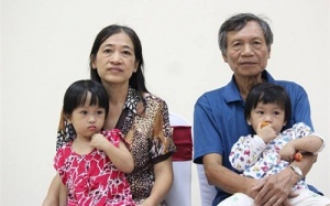 Sau 7 năm kết hôn, nữ bác sỹ hạnh phúc đón con chào đời ở tuổi 53