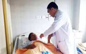 Méo mặt, liệt nửa người vì hút 2 gói thuốc lá mỗi ngày