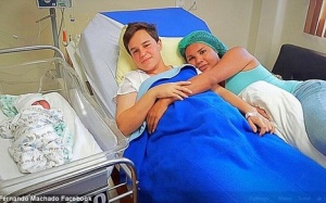 Em bé đầu tiên trên thế giới được sinh ra từ mẹ từng là đàn ông và cha từng là phụ nữ