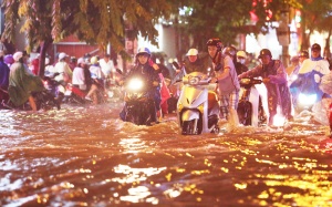 Giao thông Hà Nội hỗn loạn sau cơn mưa lớn