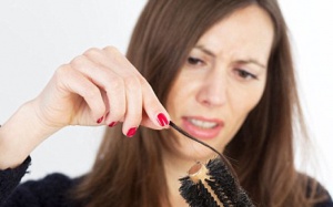 Tóc rụng từng mảng là tại sao?