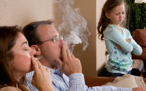 Hút thuốc lá trong nhà, người thân phải hít chất độc trong 6 tháng!