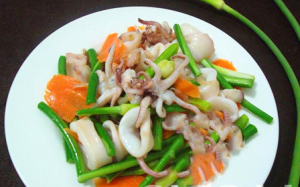 Mực xào ngồng tỏi – món ngon cho ngày đầu tuần