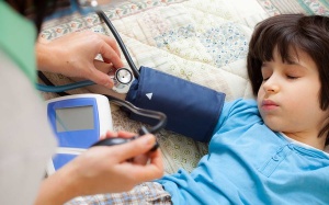 Trẻ bị nôn, đỏ bừng mặt: Cẩn trọng tăng huyết áp