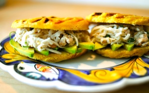 Cách làm bánh ngô Arepas nức tiếng Colombia