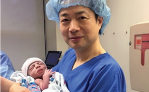 Em bé đầu tiên chào đời từ 1 cha 2 mẹ