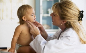 Trẻ bị nổi hạch ở cổ do đâu?