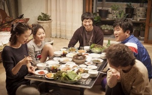 Ngồi dưới đất ăn tốt cho sức khỏe