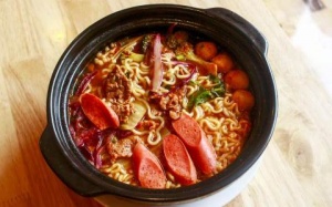 Bị sốc sau khi ăn mì cay cấp độ 7, cô gái nhập viện cấp cứu