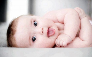 Mẹ đã biết cách đánh rơ lưỡi cho bé chưa?