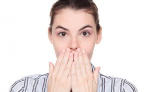 Bị nấc, nấc cụt kéo dài phải làm sao?