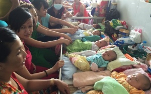 Bệnh hô hấp vào mùa: 13 trẻ chung 1 giường! 