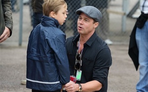 Brad Pitt khóc khi đoàn tụ các con